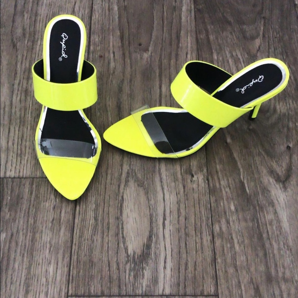 Neon yellow small heeled show, clear band